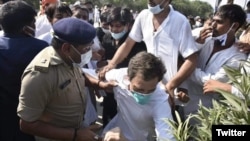 Polisi India menahan pemimpin utama Partai Kongres yang beroposisi, Rahul Gandhi hari Kamis (1/10).