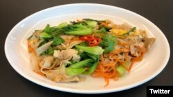 គុយទាវឆា ដែល​ឯកអគ្គរដ្ឋ​ទូត​ថ្មី​របស់​សហរដ្ឋ​អាមេរិក​ប្រចាំ​ប្រទេស​កម្ពុជា​លោក​ Patrick Murphy បាន​ភ្លក្ស​ថ្ងៃ​ច័ន្ទទី ២៣ ខែកញ្ញា ឆ្នាំ២០១៩ នៅ​រាជធានី​ភ្នំពេញ នៃ​ប្រទេស​កម្ពុជា។ (រូបថត៖ ទំព័រ Twitter របស់​លោក​ឯកអគ្គរដ្ឋ​ទូត Patrick Murphy)