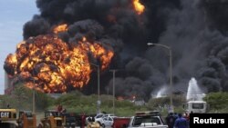 Tim pemadam kebakaran Venezuela akhirnya berhasil memadamkan kebakaran di fasilitas penyulingan terbesar Venezula di kota Punto Fijo (fot: 27/8). 
