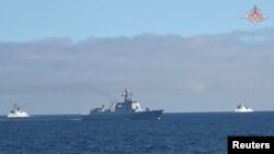 রাশিয়ার প্রতিরক্ষা মন্ত্রণালয়ের সরবরাহ করা ছবিতে দেখা যাচ্ছে, জাপান সাগরে রুশ এবং চীনা যুদ্ধ জাহাজের মহড়া। ফটোঃ ১০ সেপ্টেম্বর, ২০২৪।