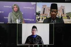 Prof. DR. KH. Amal Fathullah Zarkasyi, MA., Rektor Universitas Darussalam Gontor, & Pembina satgas Covid19 Gontor (kanan atas), Dr. H. Waryono, M.Ag, Direktur Pendidikan Diniyah dan Pondok Pesantren, Kementerian Agama, (tengah bawah) dan moderator "Laporan dari Pesantren", 21 Juli 2020. (Foto: BNPB/Screenshot)