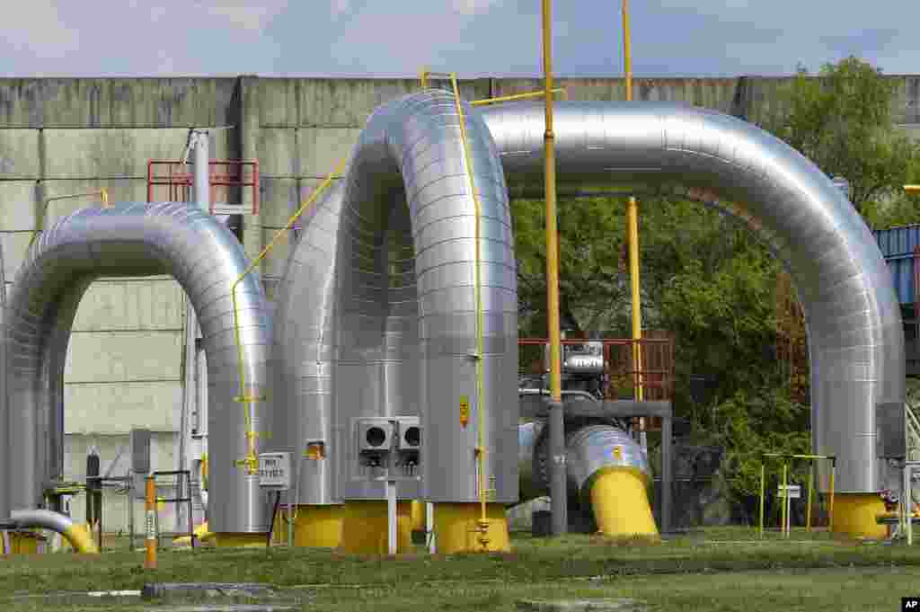 Pipelines are seen at a gas border delivery station of pipeline operator Eustream in the eastern Slovak town of Velke Kapusany, near the border with Ukraine, April 15, 2014.