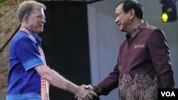 លោក ប្រាក់ សុខុន រដ្ឋមន្ត្រីក្រសួង​ការបរទេស​កម្ពុជា និងលោក W. Patrick Murphy ឯកអគ្គរដ្ឋទូត​ស.រ.អា នៅ​ពិធីខួប​៧០ឆ្នាំ​នៃ​ទំនាក់ទំនង​ការទូត​អាមេរិក និង​កម្ពុជា ដែល​រៀបចំ​ដោយ​ស្ថានទូត​អាមេរិក​នៅ Futures Factory នៅ​រាជធានី​ភ្នំពេញ​នៅ​ថ្ងៃទី ០៨ ខែមករា ឆ្នាំ២០២០។ (អូន ឆេងប៉រ/VOA) 