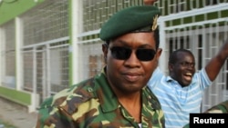 Le général major Godefroid Niyombare à son arrivée à la Radio Publique Africaine (RPA) où il a prononcé son discours mercredi 13 mai 2015 à Bujumbura, au Burundi.