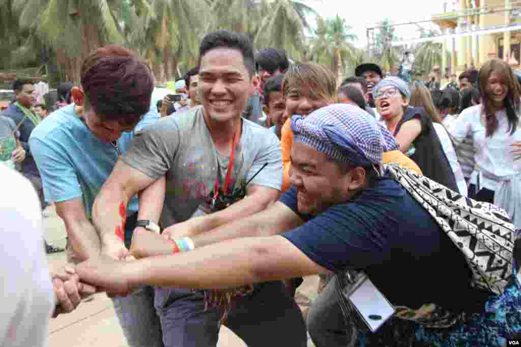 យុវជនខ្មែរមួយក្រុមលេងល្បែងទាញព្រ័តក្នុងពិធីមួយដើម្បីប្រារព្ធចូលឆ្នាំខ្មែរនៅវត្តជ្រោយអំពិលខ័ណ្ឌច្បារអំពៅរាជធានីភ្នំពេញកាលពីថ្ងៃសៅរ៍ទី០៩ខែមេសានេះ។ ប្រជាជនខ្មែរប្រារព្ធពិធីបុណ្យចូលឆ្នាំខ្មែរចាប់ពី ថ្ងៃទី ១៣ដល់ទី១៦ខែមេសាឆ្នាំ២០១៦នេះ នៃ​ឆ្នាំ​វក សត្វ​ស្វា។ (ឡេង ឡែន/VOA)​