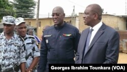 Le ministre de la sécurité en visite à Abobo ce jeudi pour encourager les forces de sécurité, à Abidjan, le 8 juin 2017. (VOA/Georges Ibrahim Tounkara)
