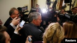 Ketua Kaukus Kemerdekaan di DPR AS, Mark Meadows (R-NC) dikelilingi oleh wartawan dan kamera televisi begitu ia tiba di rapat kaukus setelah kunjungannya ke Gedung Putih untuk bertemu dengan Presiden Donald Trump tentang RUU AHCA di Washington, D.C. tanggal 23 Maret 2017 (foto: REUTERS/Jonathan Ernst)