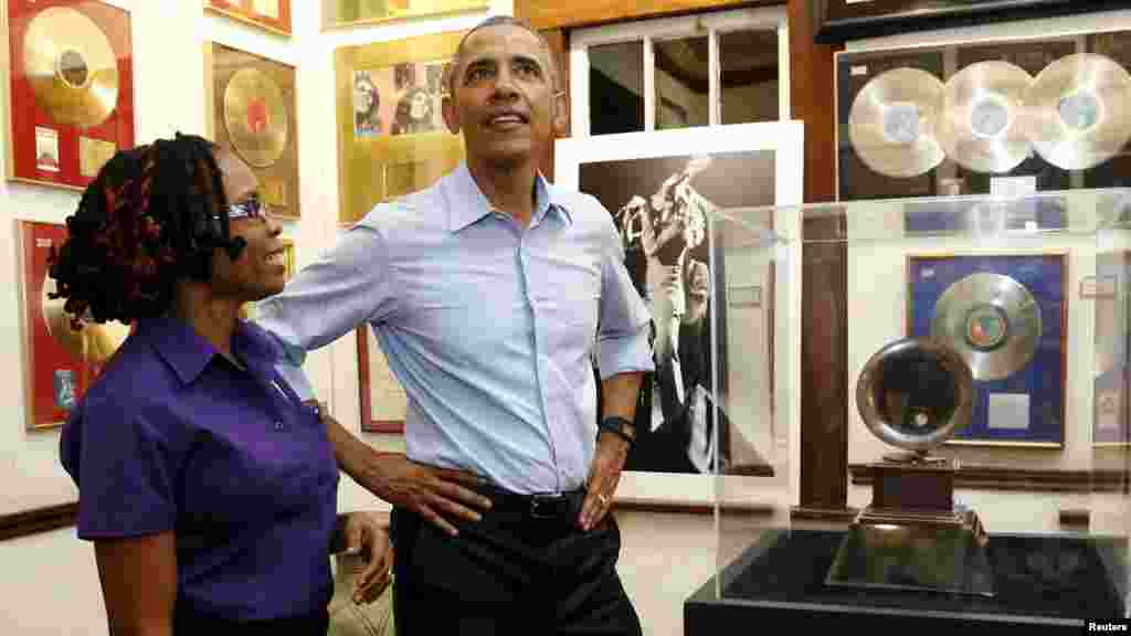 Shugaba Barack Obama ya ziyarci gidan &#39;Bob Marley&#39; a Jamaica, Afrilu 8, 2015.
