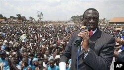 Kizza Besigye mgombea kiti cha rais Uganda akizungumza kwenye mkutano wa kampeni katika tarafa ya Rubaga mjini Kampala, Uganda,