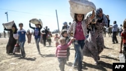 IS Attacks Send Tens of Thousands Syrian Kurds Fleeing Into Turkey