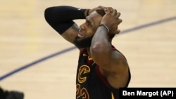Košarkaš Klivlenda Lebron Džejms reaguje na sudijsku odluku u drugom poluvremenu prve utakmice finala NBA plej-ofa (Foto: AP/Ben Margot)