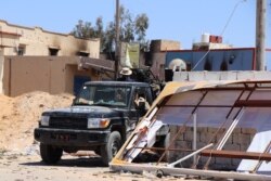 Soldiers allied to the internationally-backed Government of National Accord return from the frontlines in Tripoli, Libya, April 28, 2019. (H.Murdock/VOA)