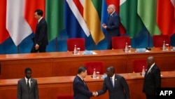Presiden China Xi Jinping berjabat tangan dengan Presiden Kenya William Ruto (kedua dari kanan) seiring dengan kedatangan sejumlah pemimpin negara Eropa lainnya untuk Forum Kerja Sama China Afrika (FOCAC) di Beijing, Kamis, 5 September 2024. (Foto: Greg Baker/AFP)