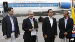 კოლუმბიის მშვიდობის მოლაპარაკების ჯგუფის ლიდერი, უმბერტო დე ლა კალე (მარცხნიდან მეორე) ჟურნალისტებთან საუბრისას, 18 ნოემბერი, 2012 წ.