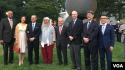 宾客在双橡园与台湾钢雕艺术家康木祥(左4，白发长须)作品合影，2018年9月20日。左起尼加拉瓜驻美大使坎贝尔、台湾驻美代表高硕泰夫妇、康木祥、巴拉圭驻美大使罗哈斯、美国在台协会执行理事罗瑞智、国际艺术与艺术家协会会长佛许戈特、台北101大楼营运长刘家豪(美国之音钟辰芳拍摄) 