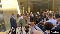 세르게이 라브로프(왼쪽) 러시아 외무장관이 8일 인도네시아 발리 주요 20개국(G20) 외교장관회의장 입구에서 취재진과 환담하고 있다.