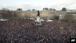 មនុស្ស​រាប់​ម៉ឺន​នាក់​ប្រមូល​ផ្តុំ​​គ្នានៅ​លេនដ្ឋាន​ Republique នៅ​ក្រុង​ប៉ារីស​ ប្រទេសបារាំង​ នៅថ្ងៃ​ទី​១១​ ខែ​មករា​ ឆ្នាំ​២០១៥។​​