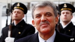 Mantan Presiden Turki Abdullah Gul. Gul, sekutu lama Presiden Tayyip Erdogan, juga mengungkapkan kekhawatirannya mengenai dampak dari Dekrit Darurat yang dikeluarkan Erdogan.