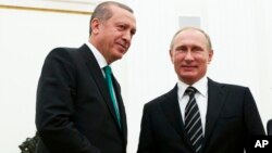 Presiden Turki Recep Tayyip Erdogan (kiri) bertemu Presiden Rusia Vladimir Putin saat berkunjung ke Kremlin, Rusia, 23 September 2015 lalu (foto: dok).