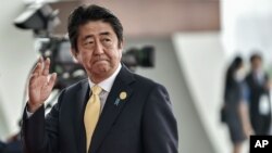 នៅ​ក្នុង​រូបភាព​កាលពី​ថ្ងៃទី៤ ខែកញ្ញា ឆ្នាំ២០១៦​នេះ លោក Shinzo Abe អញ្ជើញ​ទៅ​ដល់​មជ្ឈមណ្ឌល​តាំង​ពិព័រណ៍ Hangzhou ដើម្បី​ចូលរួម​កិច្ចប្រជុំ G-20 ក្នុង​ក្រុង Hangzhou ប្រទេស​ចិន។ 