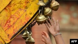 FILE - Nepalese people ring bells during celebrations for the Nepalese New Year or "Bisket Jatra" in Bhaktapur, near Kathmandu, April 2017. (AFP Photo / PRAKASH MATHEMA)