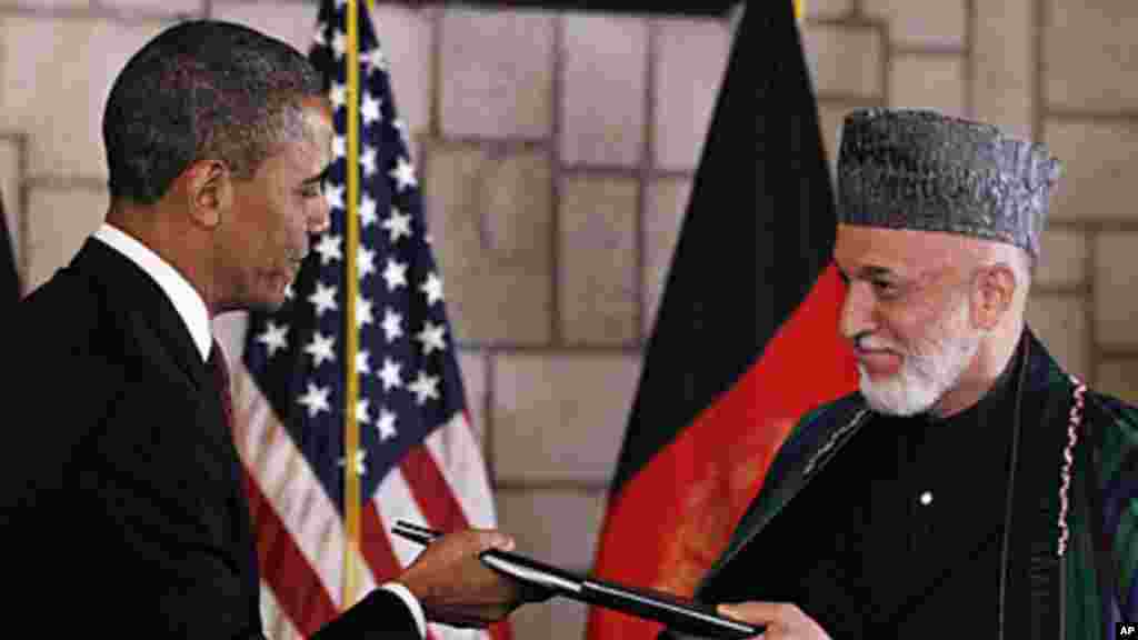 Rais Obama na Rais wa Afghanistan Hamid Karzai wakitia saini makubaliano ua ushirikianao mjini Kabul, Afghanistan, May 2, 2012.