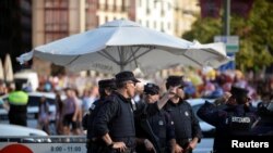 Petugas kepolisian berdiri dekat penghalang jalan menjelang acara di Bilbao, Spanyol, 19 Agustus 2017.