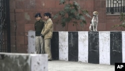 محافظان زن در خارج از محل برگزاری جلسه رسیدگی به متهمان تجاوز در دهلی نو 