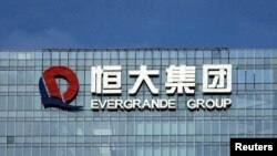 រូបឯកសារ៖ រូបសញ្ញារបស់ក្រុមហ៊ុន China Evergrande Group នៅលើទីស្នាក់ការរបស់ខ្លួននៅទីក្រុង Shenzhen ខេត្ត Guangdong ប្រទេសចិន ថ្ងៃទី២៦ ខែកញ្ញា ឆ្នាំ២០២១។