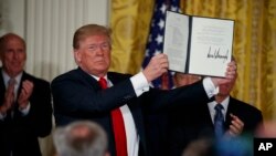 Le président Donald Trump présente une «directive sur la politique spatiale» après l'avoir signée lors d'une réunion du Conseil national de l'espace à la Maison-Blanche, le 18 juin 2018, à Washington.