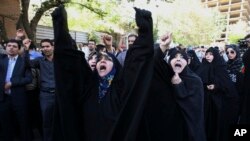 Para demonstran Iran meneriakkan slogan-slogan protes di depan Kedutaan Arab Saudi di Teheran (27/9) terkait tragedi di Mina. (AP/Vahid Salem)