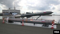 Misil supersonik Brahmos, hasil kerjasama antara India dan Rusia.