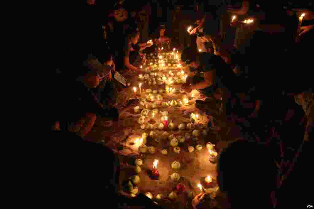 ប្រជាពល​រដ្ឋ​​សហគមន៏​បឹងកក់​នាំគ្នា​​អុជ​ទៀន​​ជា​អក្សរ​ថា​&laquo;​ដោះលែង​​​៥​នាក់​&raquo; ​ក្នុង​​យុទ្ធនាការ​&laquo;​ថ្ងៃ​ច័ន្ទ​ពណ៌ខ្មៅ&raquo;​​នៅ​សហគមន៏​បឹងកក់​ រាជធានី​ភ្នំពេញ ​​កាលពី​ថ្ងៃ​ច័ន្ទ ​ទី​២៣​ ខែឧសភា​នេះ​ ​ដើម្បី​ឲ្យមាន​ការដោះលែងមន្រ្តី​សិទ្ធិមនុស្ស​៤រូប​ និង​មន្រ្តីគ.ជ.ប​​មួយរូប​ ដែល​ជាប់​ពន្ធនាគារ​កាលពី​ដើម​ខែ​ឧសភា​នេះ។ ​(ឡេង ឡែន/VOA)