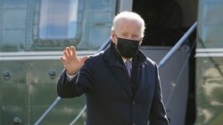 លោក​ប្រធានាធិបតី Joe Biden ដើរ​ទៅ​ការិយាល័យ​ប្រធានាធិបតី (Oval Office) នៅ​សេតវិមាន បន្ទាប់ពី​បាន​ចុះ​ពី​ឧទ្ធម្ភាគចក្រ Marine One កាលពី​ថ្ងៃ​ចន្ទ ទី១០ ខែមករា ឆ្នាំ​២០២២ នៅក្នុង​រដ្ឋធានី​វ៉ាស៊ីនតោន។