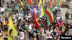 Suriya kurdlari Turkiyada faoliyati taqiqlangan Kurdiston ishchilar partiyasini himoya qilib namoyish o'tkazmoqda, Hasaka shahri, Suriya, 1-noyabr, 2012-yil.