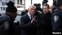 លោក Roger Stone ដែល​ជា​សម្ព័ន្ធមិត្ត​ដ៏យូរ​មកហើយ​របស់​ប្រធានាធិបតី​អាមេរិក​លោក Donald Trump កាល​ពី​ថ្ងៃអង្គារ​ត្រូវ​បាន​ចោទប្រកាន់​៧ករណី​នៅក្នុង​តុលាការ​សហព័ន្ធ​ក្នុង​រដ្ឋធានី​វ៉ាស៊ីនតោន​។