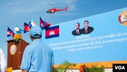 រូបឯកសារ៖ រូបភាព​ឧទ្ធម្ភាចក្រ​ពណ៍ក្រហម​​ ដែល​មាន​បិទ​ស្លាក​សញ្ញា​របស់​គណបក្សប្រជាជន​កម្ពុជា​ ហោះឆ្វែល​ ជុំវិញក្បួន​ដង្ហែ​គណបក្ស​ប្រជាជន​កម្ពុជា​ដើម្បី​ថត​យក​រូបភាព​នៃក្បួនដង្ហែនេះ​ នៅ​ភ្នំពេញ​ថ្ងៃ​ទី​ ០២ ខែ​មិថុនា ឆ្នាំ២០១៧។ (ខាន់​ សុគុំមនោ/ VOA)