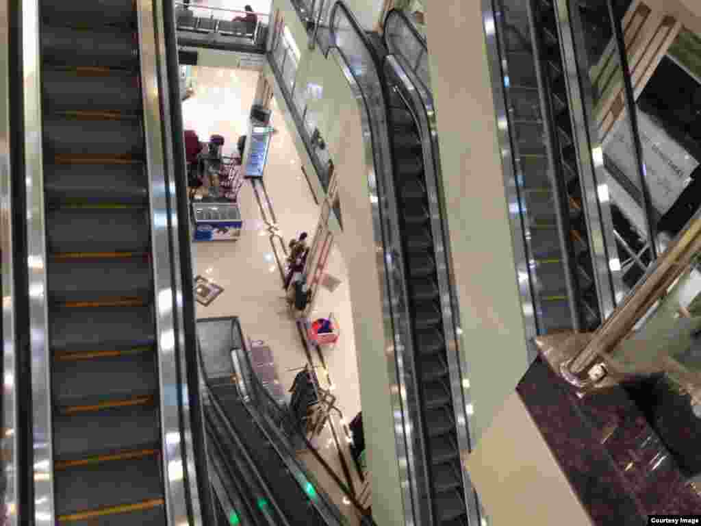 Stores were open in a shopping mall in Baneh, Iran, May 18, 2018, but it was virtually deserted. Local residents blame the lack of business on Tehran&rsquo;s monthslong blockade of border footpaths, which Baneh shopkeepers have relied upon to import desirable goods from Iraq.