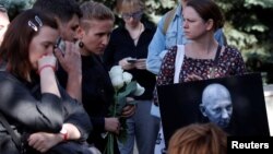 Lors d'une cérémonie funèbre pour Alexander Rastorguyev, l'un des trois journalistes de la télévision russe tués dans la République centrafricaine, à Moscou, en Russie, le 7 août 2018