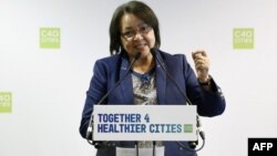 La maire du Cap, Patricia De Lille, prononce une allocution lors du Sommet Climat des villes C40 à Paris le 23 octobre 2017.