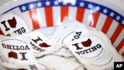 Mangkok berisi stiker untuk para pemilih yang mengikuti pemilihan pendahuluan, di Steubenville, Ohio, 15 Maret 2020. (Foto: AP)