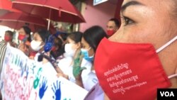 ក្រុមស្រ្តី ចូលរួម​ប្រារព្ធ​ទិវា​អន្តរជាតិ​«បញ្ឈប់​ការប្រើប្រាស់​អំពើ​ហិង្សា​លើ​អ្នករកស៊ី​ផ្លូវភេទ» នៅ​ខណ្ឌឫស្សីកែវ រាជធានី​ភ្នំពេញ នៅ​ថ្ងៃទី១៦ ខែធ្នូ ២០២១។ (មាស មល្លិកា/វីអូអេ)