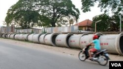 រូបភាពឯកសារ៖ រដ្ឋាភិបាលកម្ពុជា តំរៀបបំពង់ឡូនៅតាមបណ្តោយផ្លូវជាតិលេខ៥ ត្រៀមសម្រាប់ធ្វើប្រព័ន្ធឡូ ក្នុងរាជធានីភ្នំពេញ កាលពីថ្ងៃទី១០ ខែមិថុនាឆ្នាំ២០១៦។ (ហ៊ាន សុជាតា/ VOA)