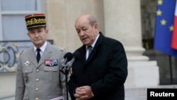Menteri Pertahanan Perancis, Jean-Yves Le Drian (kanan) memberikan penjelasan kepada wartawan di Paris hari Senin (12/1). 