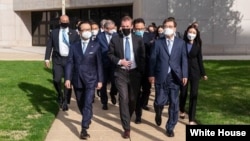 제이크 설리번(가운데) 미국 국가안보보좌관과 서훈(앞줄 오른쪽) 한국 국가안보실장이 지난 4월 메릴랜드주 애나폴리스의 미 해군사관학교에서 회동하고 있다. (자료사진)