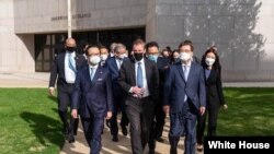 제이크 설리번 미 백악관 국가안보보좌관(가운데)과 기타무라 시게루 일본 국가안보국장(왼쪽), 서훈 한국 청와대 안보실장이 3국 안보실장 회의를 위해 2일 미 해군사관학교에서 만났다. 사진=백악관 국가안보회의 트위터