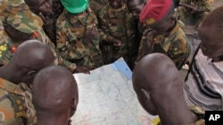 Les soldats de l’armée régulière autour d’une carte, au Soudan du Sud, 11 mai 2012.