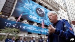 Richard Branson, kanan, pendiri Virgin Galactic, dan para eksekutif perusahaan berkumpul untuk berfoto di luar New York Stock Exchange sebelum IPO perusahaannya. (Foto: AP)