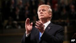 Predsednik SAD Donald Tramp aplaudira tokom govora o stanju nacije, 30. januar 2018.