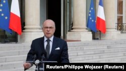 Menteri Dalam Negeri Perancis Bernard Cazeneuve berbicara kepada media di Istana Elysee di Paris, Juni 2016.
